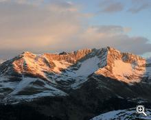 Il sorgere del sole in montagna