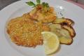 Mit weißem Sesam gebackene Kalbfleischscheibe, Kartoffellauchgratin und gegrillten Zucchini