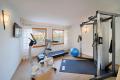 Palestra fitness con multi-functional-trainer